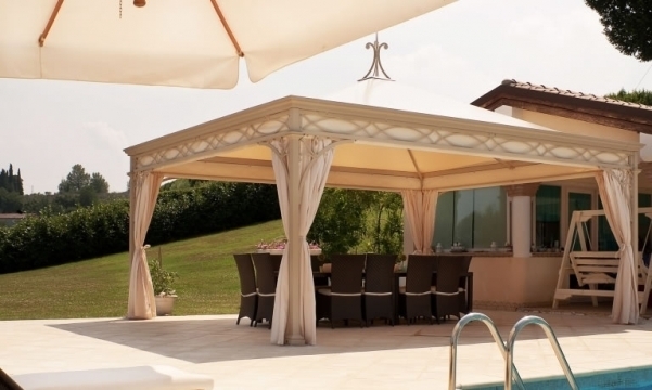 Gazebo con pavimentazione in gres porcellanato Gazebo con pavimentazione in gres porcellanato