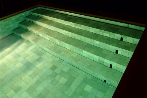 piscina interrata, particolare scala d’accesso a scomparsa in piscina a fondo mobile