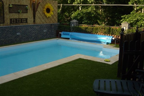 piscina interrata, particolare terrazzo con scala d’accesso in vetroresina