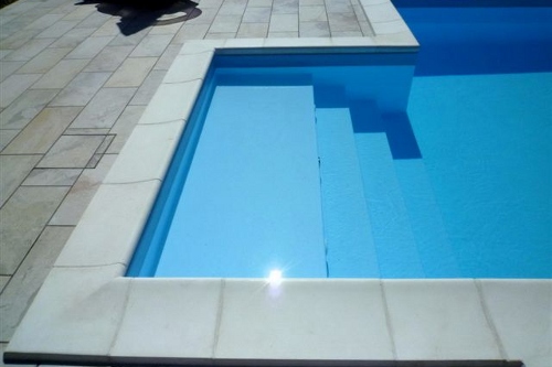 piscina interrata, particolare scala d’accesso dim. 2,50×2 m con ampia spiaggia in opera