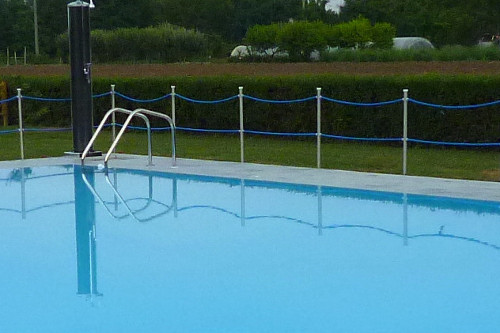 piscina interrata, dimensioni 16×8 m con bordo a sfioro perimetrale