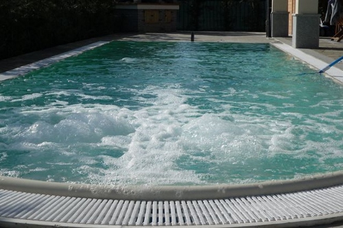 piscina a sfioro, particolare idromassaggio ad area