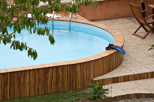 piscina seminterrata, particolare piscina seminterrata con bordo e pannellatura in legno