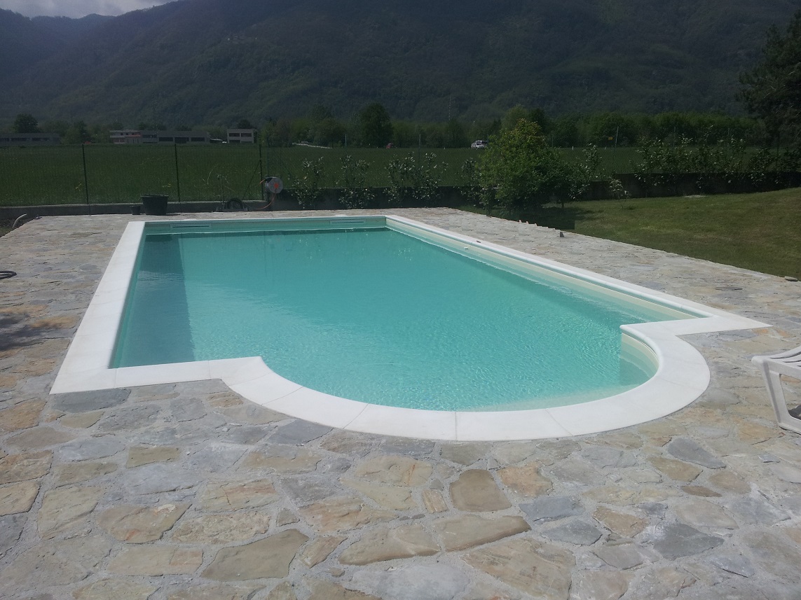 piscina 12 x 6 m a skimmer sfioratore, con scala romana in opera, elettrolisi del sale e controllo automatico del pH, rivestimento in PVC armato color sabbia