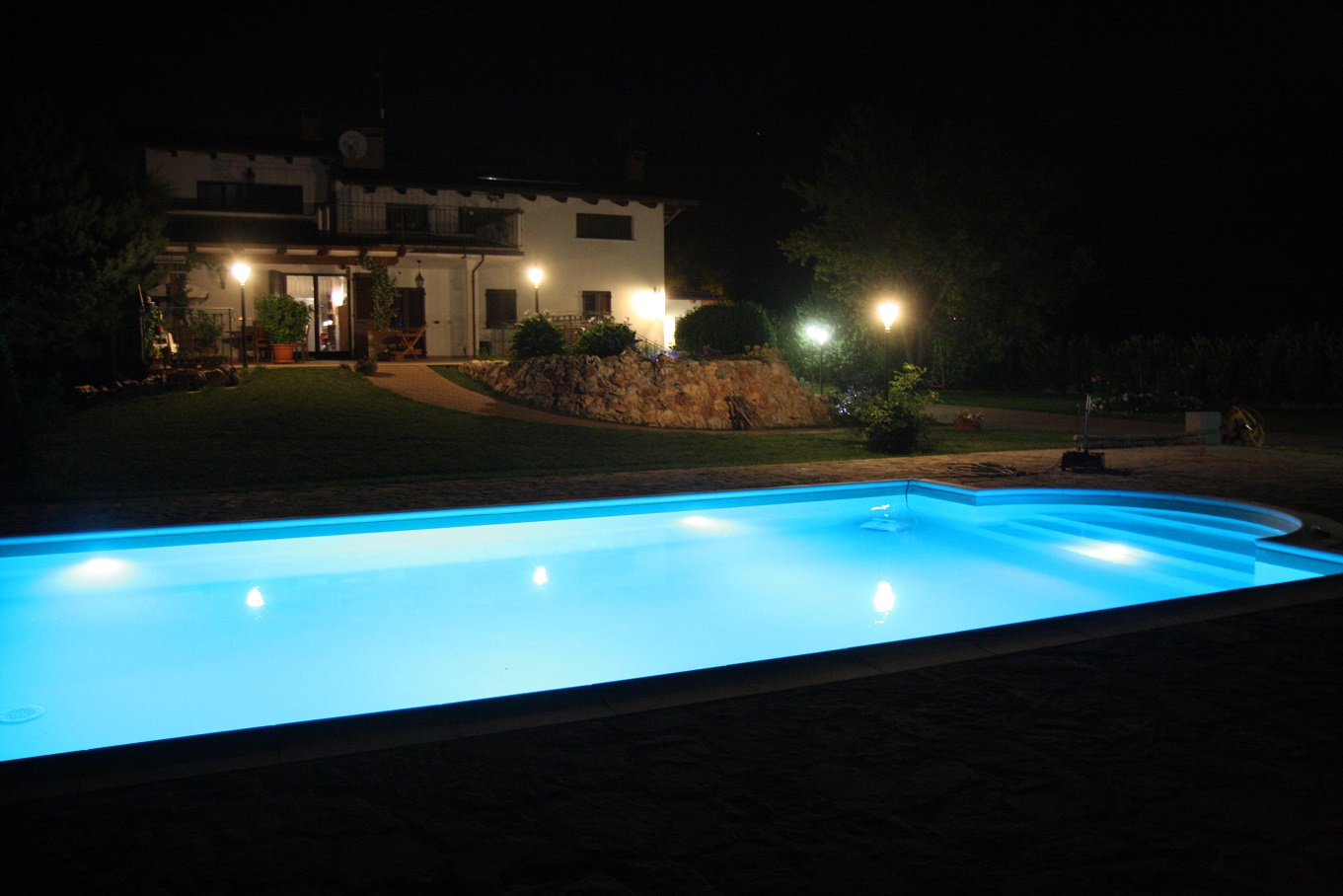 piscina con rivestimento in PVC armato colore sabbia ed illuminazione LED RGBBIANCO