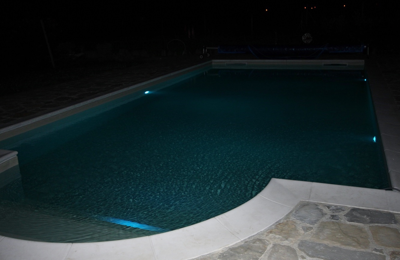 piscina con rivestimento in PVC armato colore sabbia ed illuminazione a led RGB