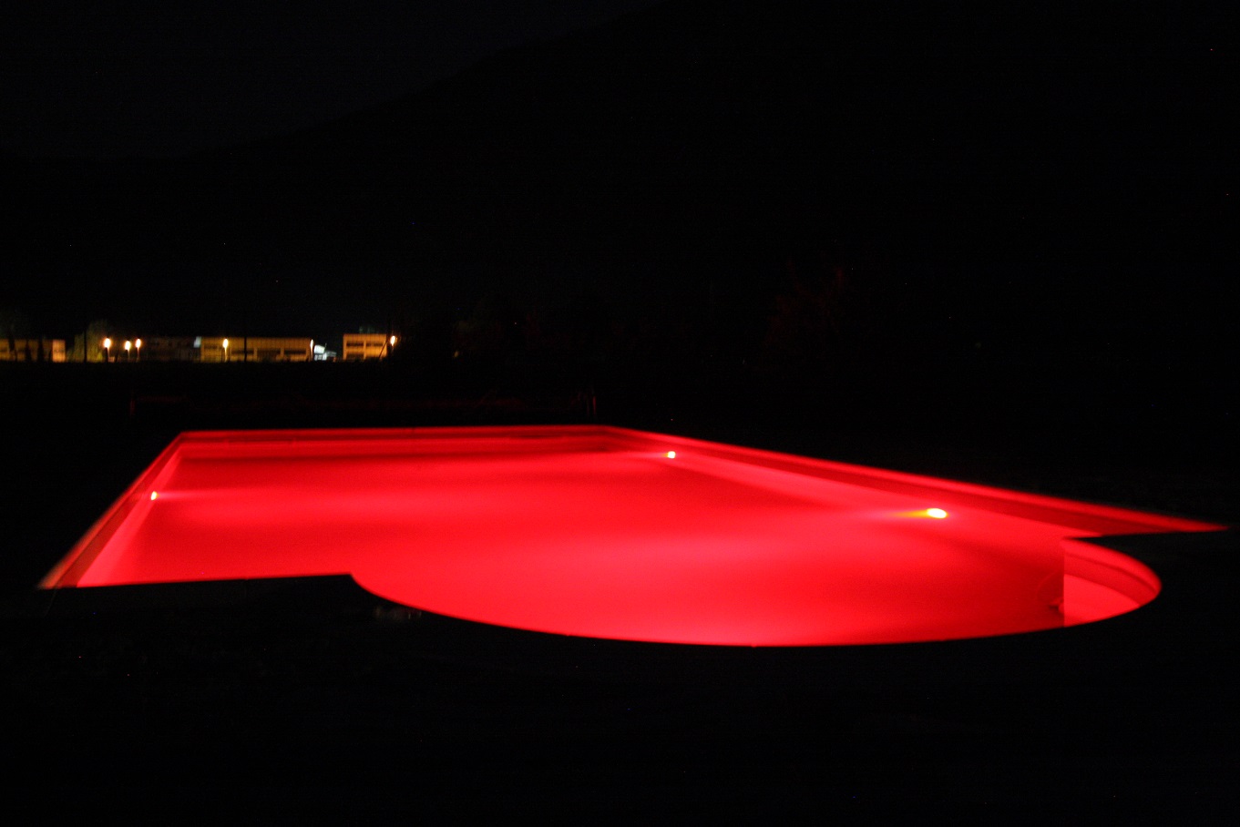 piscina con rivestimento in PVC armato colore sabbia, illuminaz. a led RGB