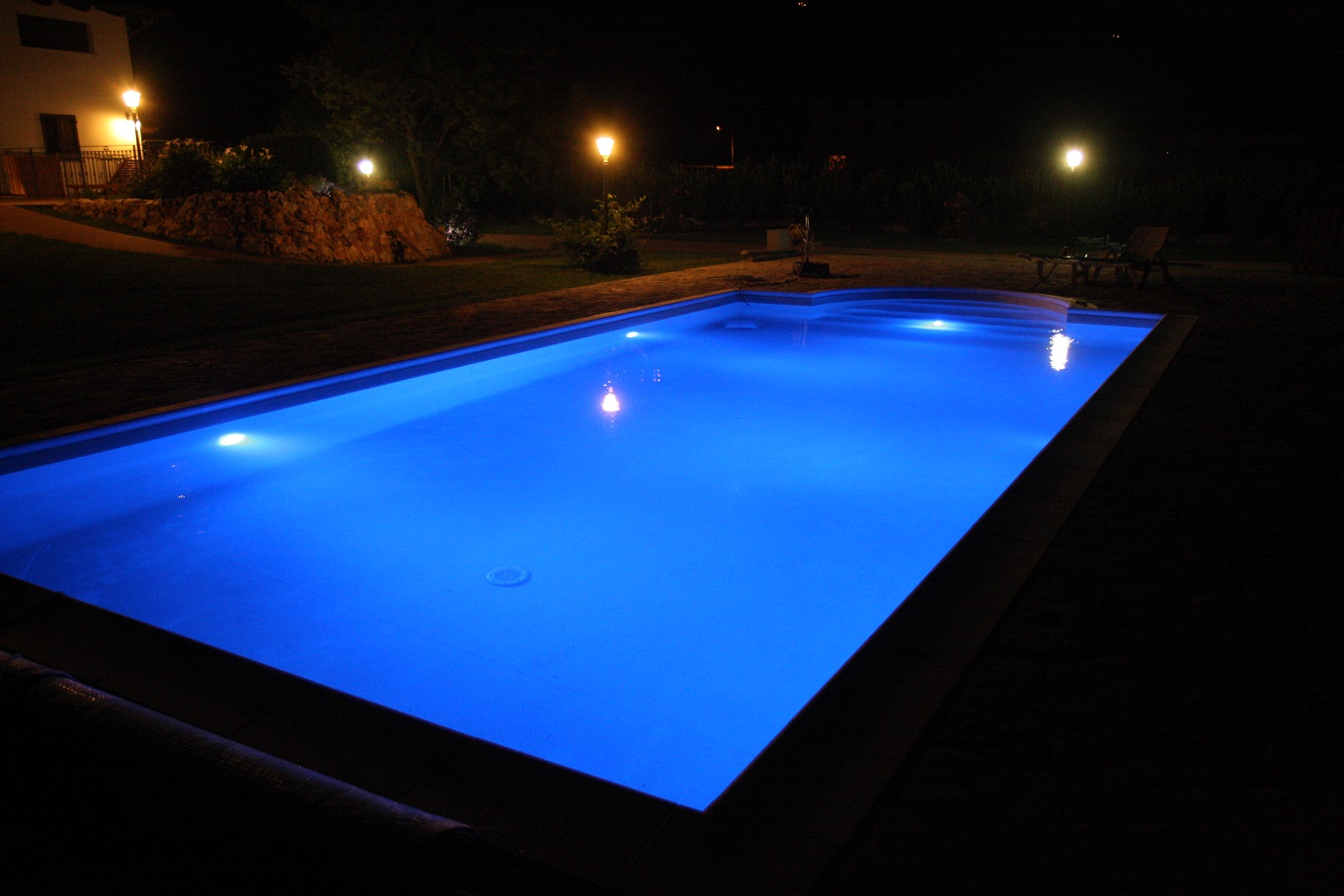 piscina con rivestimento in PVC armato colore sabbia, illuminazione a led RGB