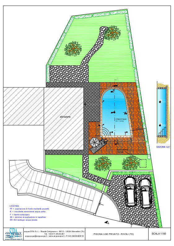 Piscina interrata isoblock, forma libera, fondo piano, scala interna. Bordo in legno di teck. Progetto Acqua SPA, piscina a Rivoli - Torino