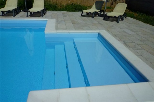 piscina interrata, particolare scala d’accesso dim. 2,50×2 m con ampia spiaggia in opera