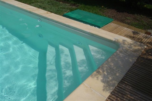 piscina interrata, particolare scala d’accesso triangolare in opera