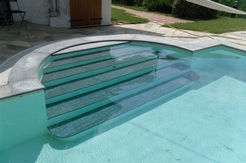 piscina interrata, particolare scala d’accesso in opera rivestita in granito