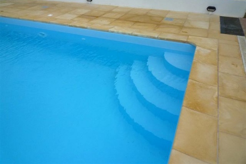piscina seminterrata, particolare scala d’accesso in opera dimensioni 1,75×2 m