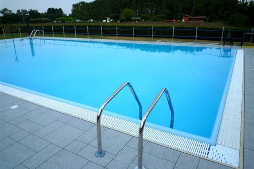 piscina interrata, dimensioni 16×8 m con bordo a sfioro perimetrale