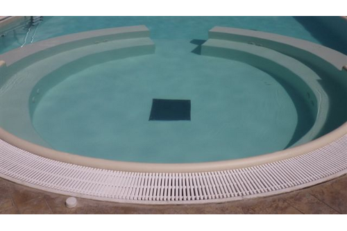 piscina interrata, particolare area relax in opera con idromassaggio e Bubble Jet